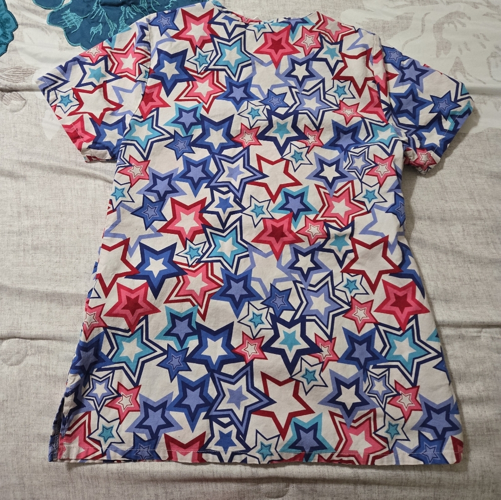 Colorful Star Pattern Scrub Top - Picture 2 of 3